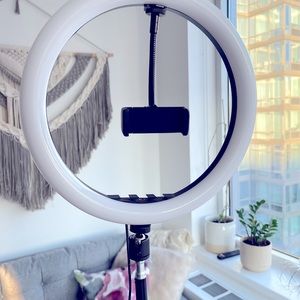 Cohotek light ring w adjustable tripod, phone holder, dimmer, usb plug + remote.